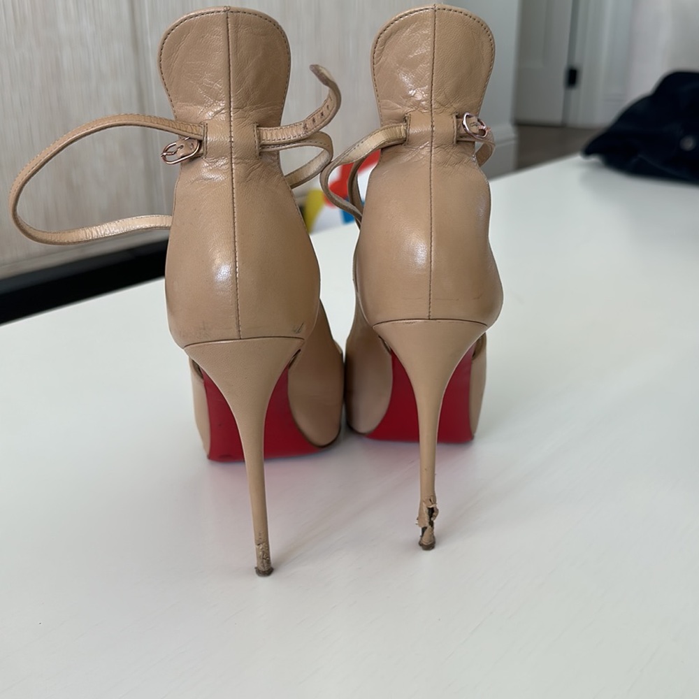 Peep toe Christian louboutin nude pump. Preloved. Size 38 - Picture 2 of 4